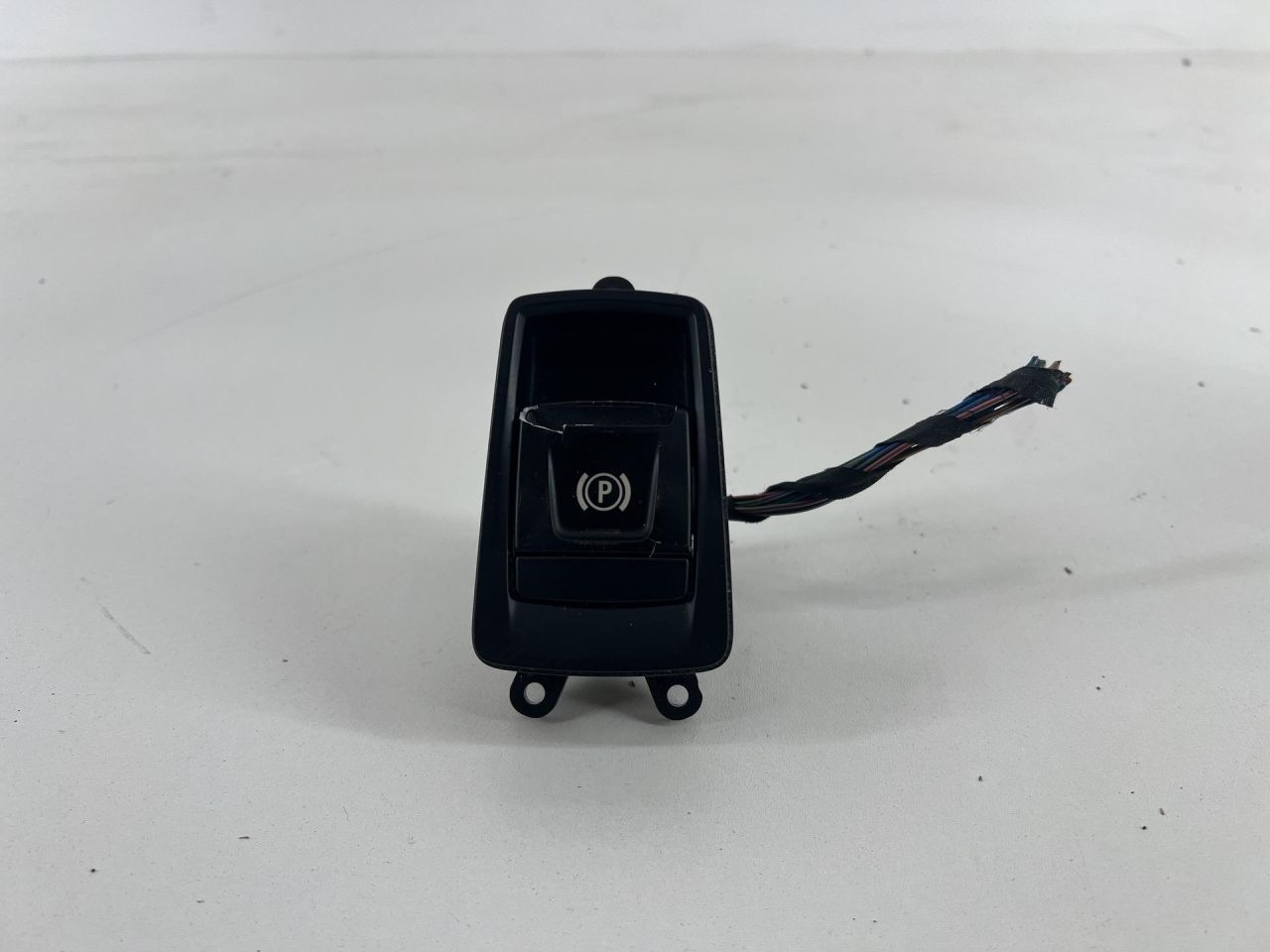 кнопка ручного тормоза (ручника) BMW 2 серия Active Tourer F45 2014, 1.5 л., B38 A15 A, бензин, АКПП, black sapphire metallic (475), хетчбэк 5 дв., правый руль, 9371644, 9371644 - фото №1