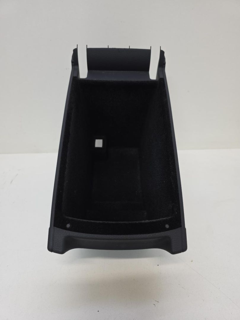 подлокотник Volkswagen Passat B7 2013, 1.8 л., TFSI, CDAA, бензин, серебро, передний привод, правый руль, 3C0863071, 3C0863323 - фото №1