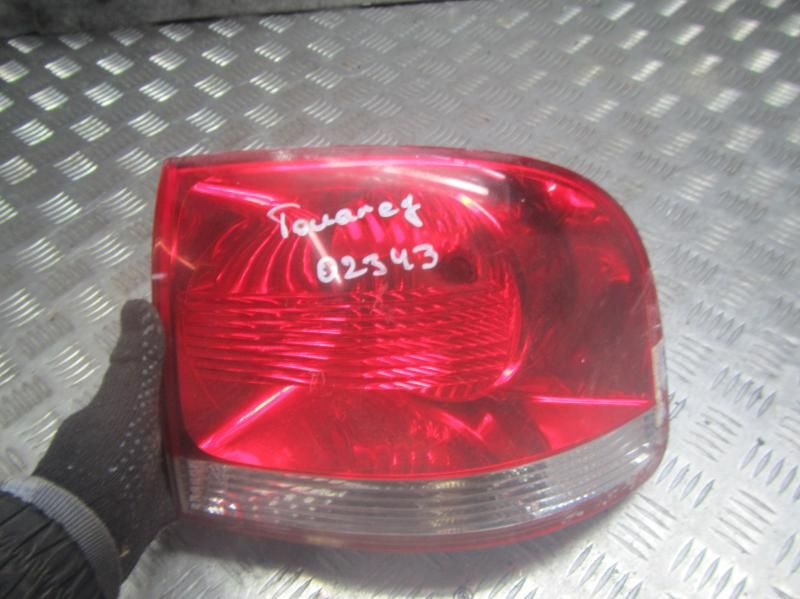 фонарь задний правый Volkswagen Touareg 1 поколение 2003, 4.2 л., бензин, АКПП, внедорожник 5 дв. - фото №1