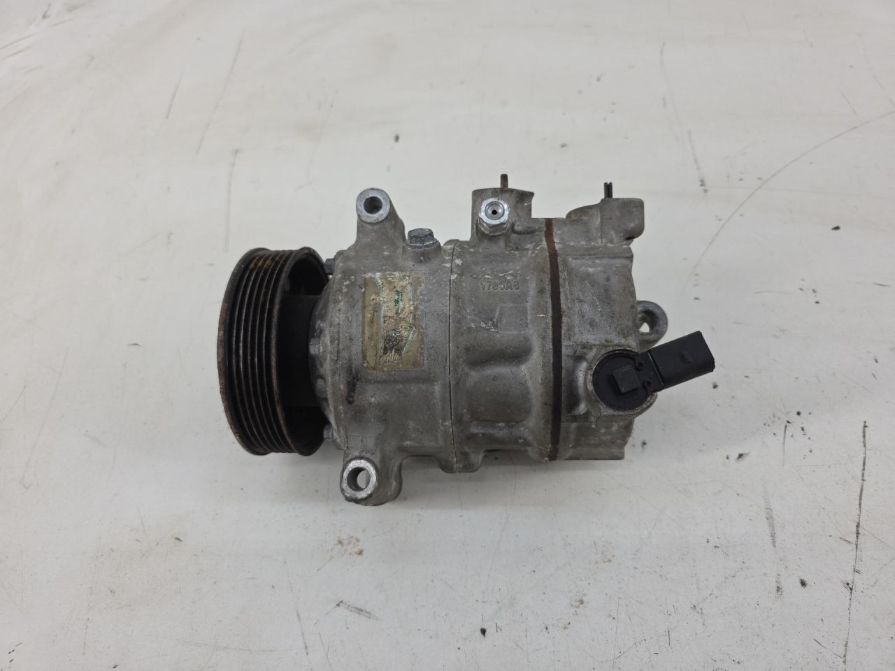 компрессор кондиционера Volkswagen Passat B7 2013, 1.8 л., TFSI, CDAA, бензин, серебро, передний привод, правый руль, 1K0820808D - фото №1
