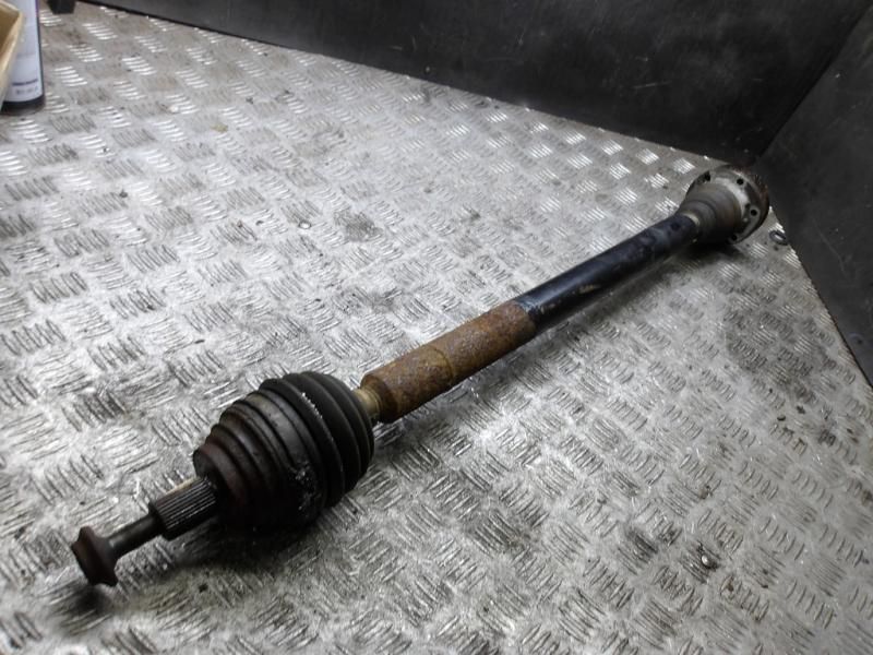 полуось передняя правая (приводной вал, ШРУС) Volkswagen Golf 4 поколение 2005, 1.6 л., бензин, МКПП - фото №1