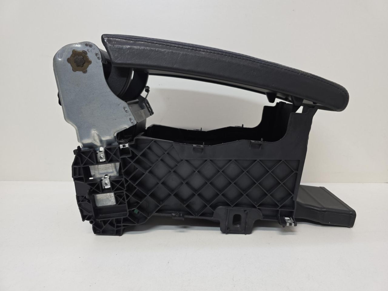 подлокотник Volkswagen Passat B7 2013, 1.8 л., TFSI, CDAA, бензин, серебро, передний привод, правый руль, 3C0864089 - фото №1