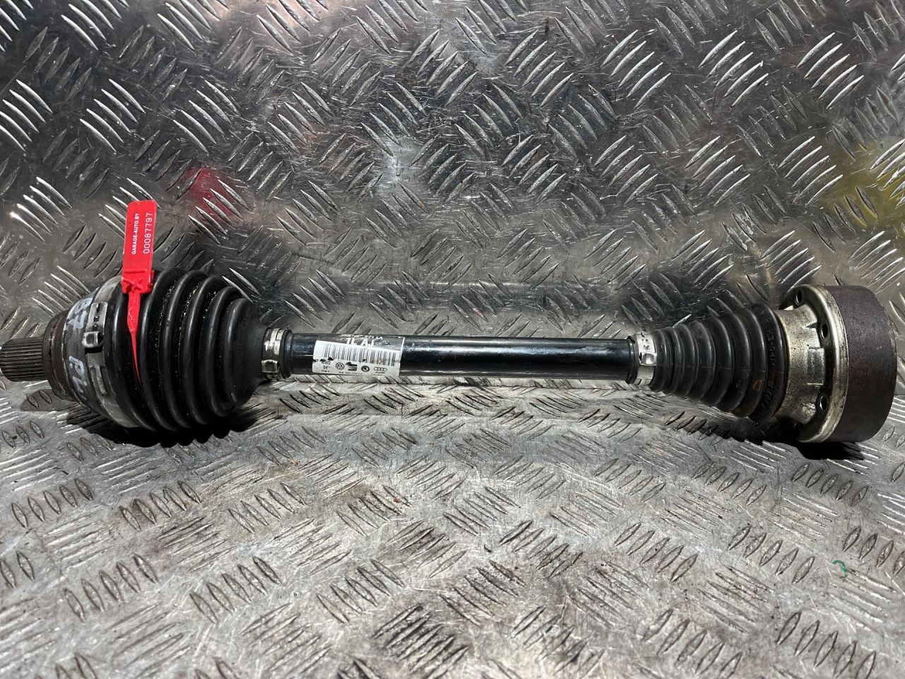 полуось передняя левая (приводной вал, ШРУС) Volkswagen Passat B7 2014, 1.4 л., CAXA, бензин, АКПП, седан, 1K0407271LA - фото №1