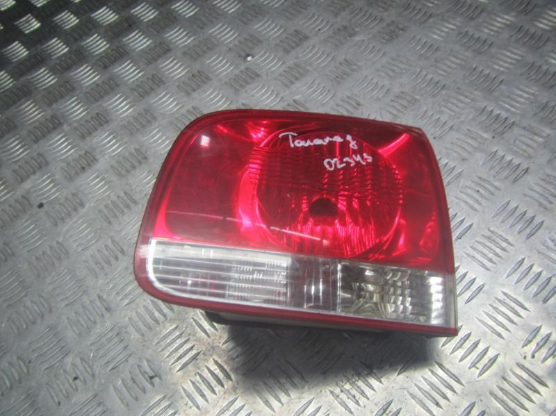 фонарь задний правый Volkswagen Touareg 1 поколение 2003, 4.2 л., бензин, АКПП, внедорожник 5 дв. - фото №1