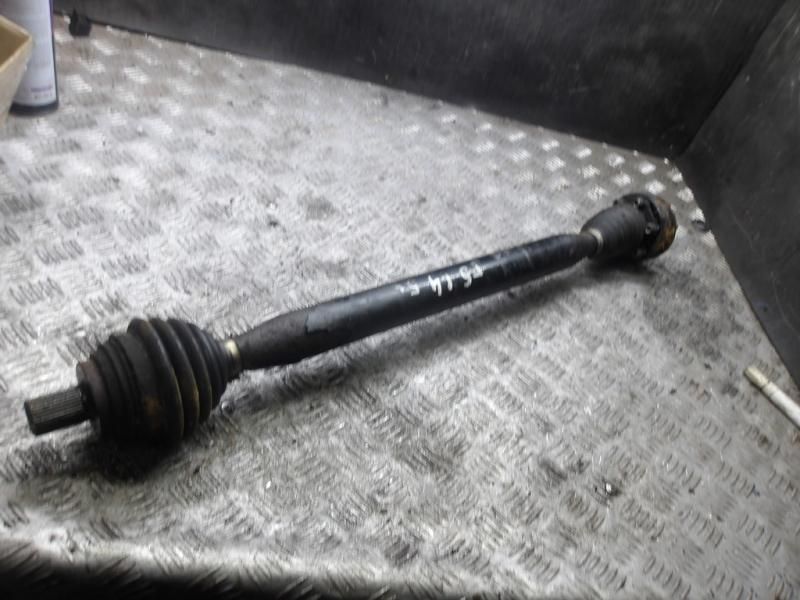 полуось передняя правая (приводной вал, ШРУС) Volkswagen Golf 4 поколение 2005, 1.4 л., бензин - фото №1