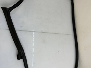 уплотнитель двери Maserati Levante 1 поколение 2017, 3.0 л., A630HP, дизель, АКПП, blue, внедорожник 5 дв., полный привод, правый руль, 670032870