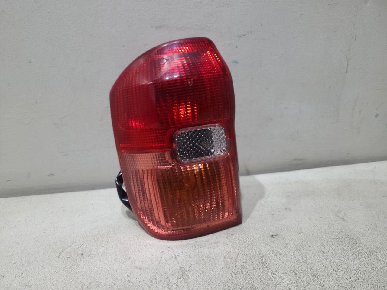 фонарь задний левый Toyota RAV4 2 поколение (XA20) 2002, 2.0 л., бензин, синий, внедорожник 5 дв. - фото №1