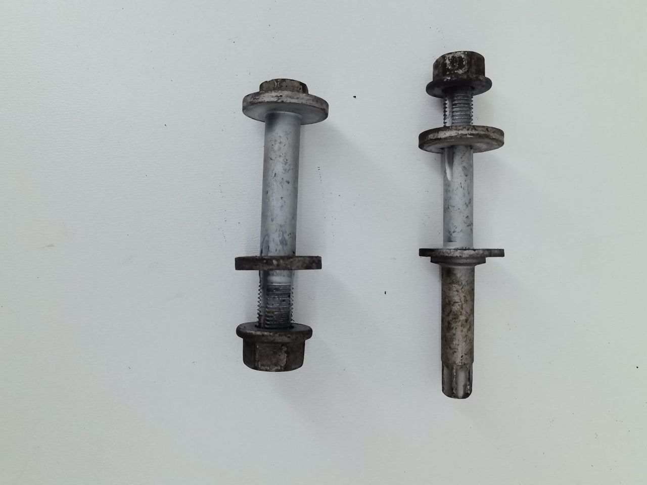 болт развальный BMW 3 серия F30/F31/F34 2013, 1.6 л., N13 B16 A, бензин, АКПП, седан, задний привод, правый руль, 33326796196 - фото №1