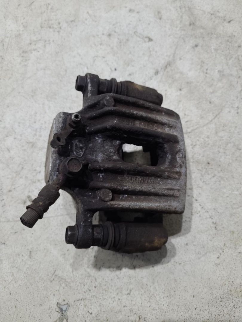 суппорт задний правый Hyundai Santa Fe 2 поколение (CM) 2008, 2.2 л., D4EB, дизель, АКПП, серый, внедорожник 5 дв., 582302B700 - фото №1