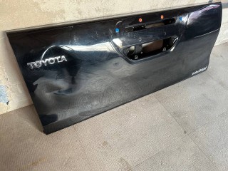 борт откидной Toyota Hilux 8 поколение [рестайлинг] 2023, 2.8 л., 1GD-FTV, дизель, АКПП, чёрный, пикап, полный привод, правый руль, 65700-KK010