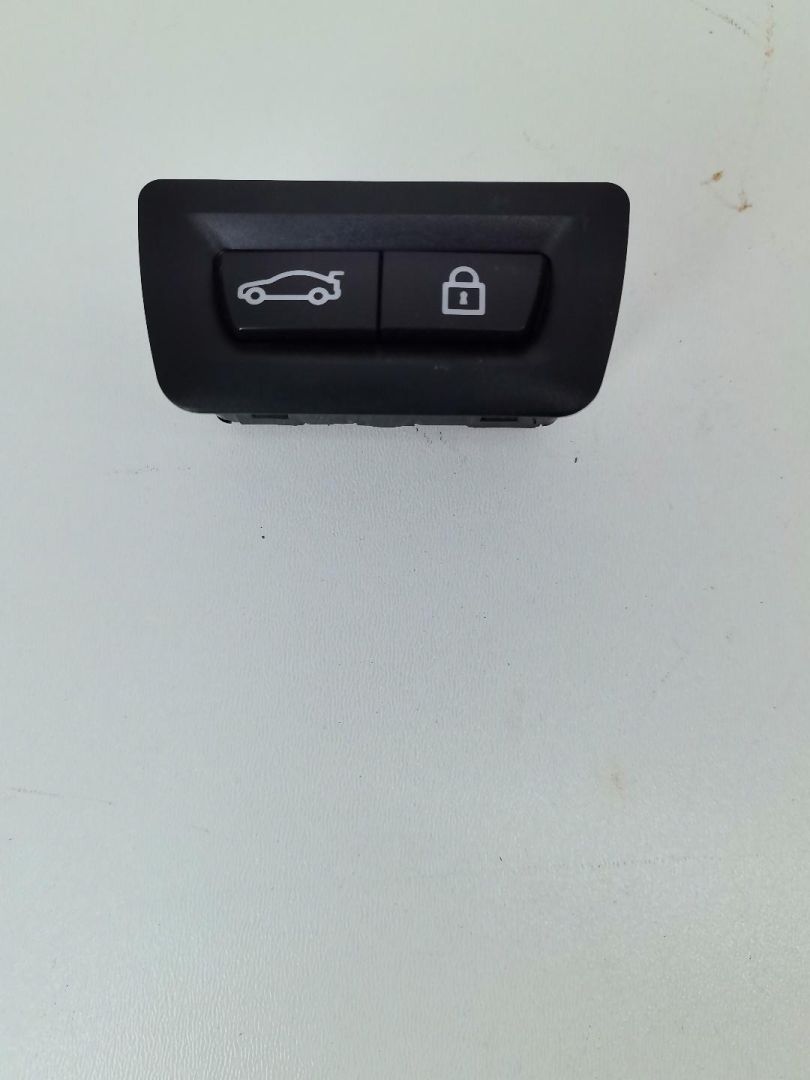 кнопка открытия багажника BMW 2 серия Active Tourer F45 2015, 2.0 л., бензин, АКПП, передний привод - фото №1