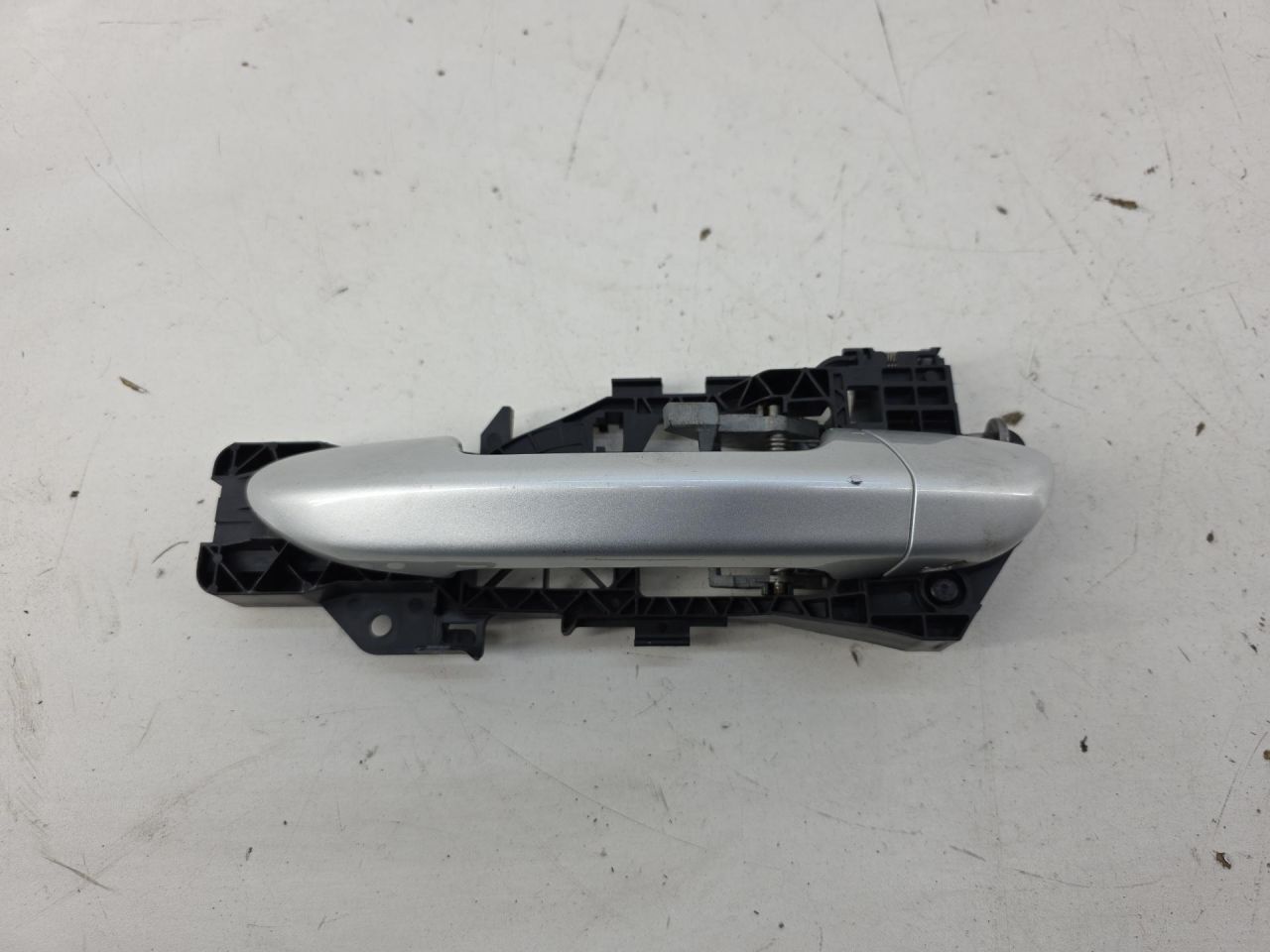 ручка наружная Volkswagen Passat B7 2013, 1.8 л., TFSI, CDAA, бензин, серебро, передний привод, правый руль, 3C0837885J - фото №1