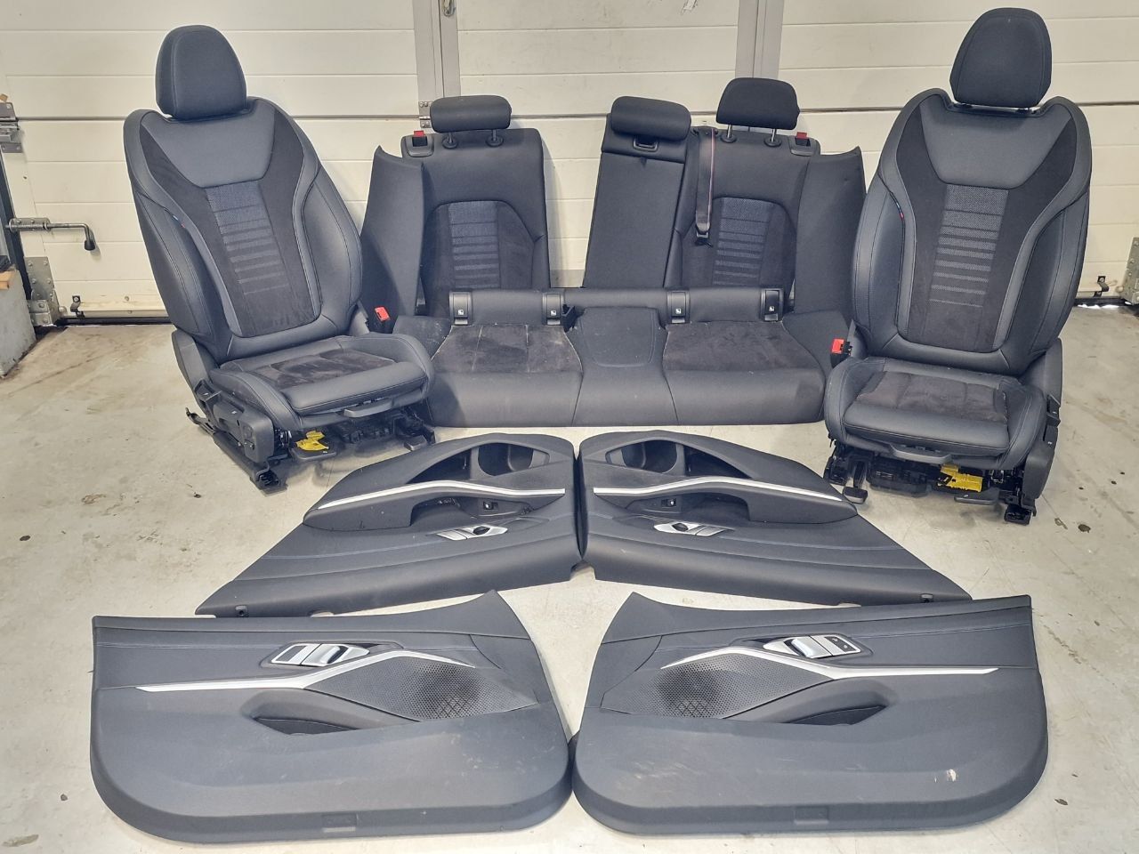 салон (комплект сидений) BMW 2023, 2.0 л., Ti, бензин, АКПП, универсал, задний привод - фото №1