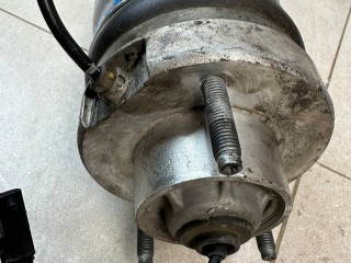 амортизатор передний левый Maserati Levante 1 поколение 2017, 3.0 л., бензин, АКПП, белый, внедорожник 5 дв., полный привод, 6700374370