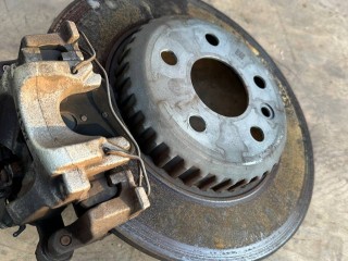 суппорт задний правый Land Rover Range Rover Evoque L551 2020, 2.0 л., бензин, АКПП, белый, внедорожник 5 дв., полный привод, правый руль, K8D22K327AB, K8D22A315AB