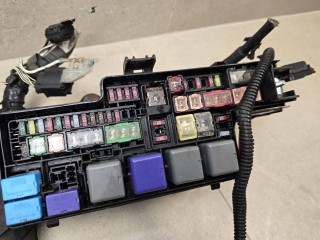 блок предохранителей Toyota 2022, 2.8 л., 1GD-FTV, дизель, АКПП, красный, пикап, полный привод, правый руль