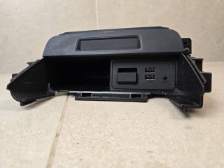 разъем AUX / USB Fiat 124 Spider 1 поколение 2020, 1.4 л., АКПП, красный, кабриолет, задний привод, N243669U0B