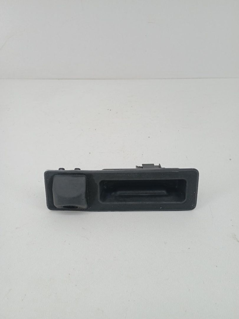 кнопка открытия багажника BMW 2 серия Active Tourer F45 2015, 2.0 л., бензин, АКПП, передний привод, 7345700 - фото №1