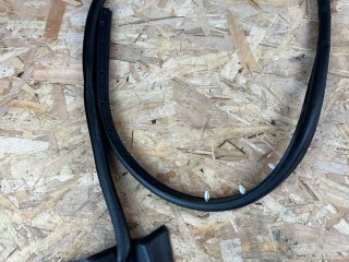 уплотнитель двери Maserati Levante 1 поколение 2017, 3.0 л., A630HP, дизель, АКПП, blue, внедорожник 5 дв., полный привод, правый руль, 670032863