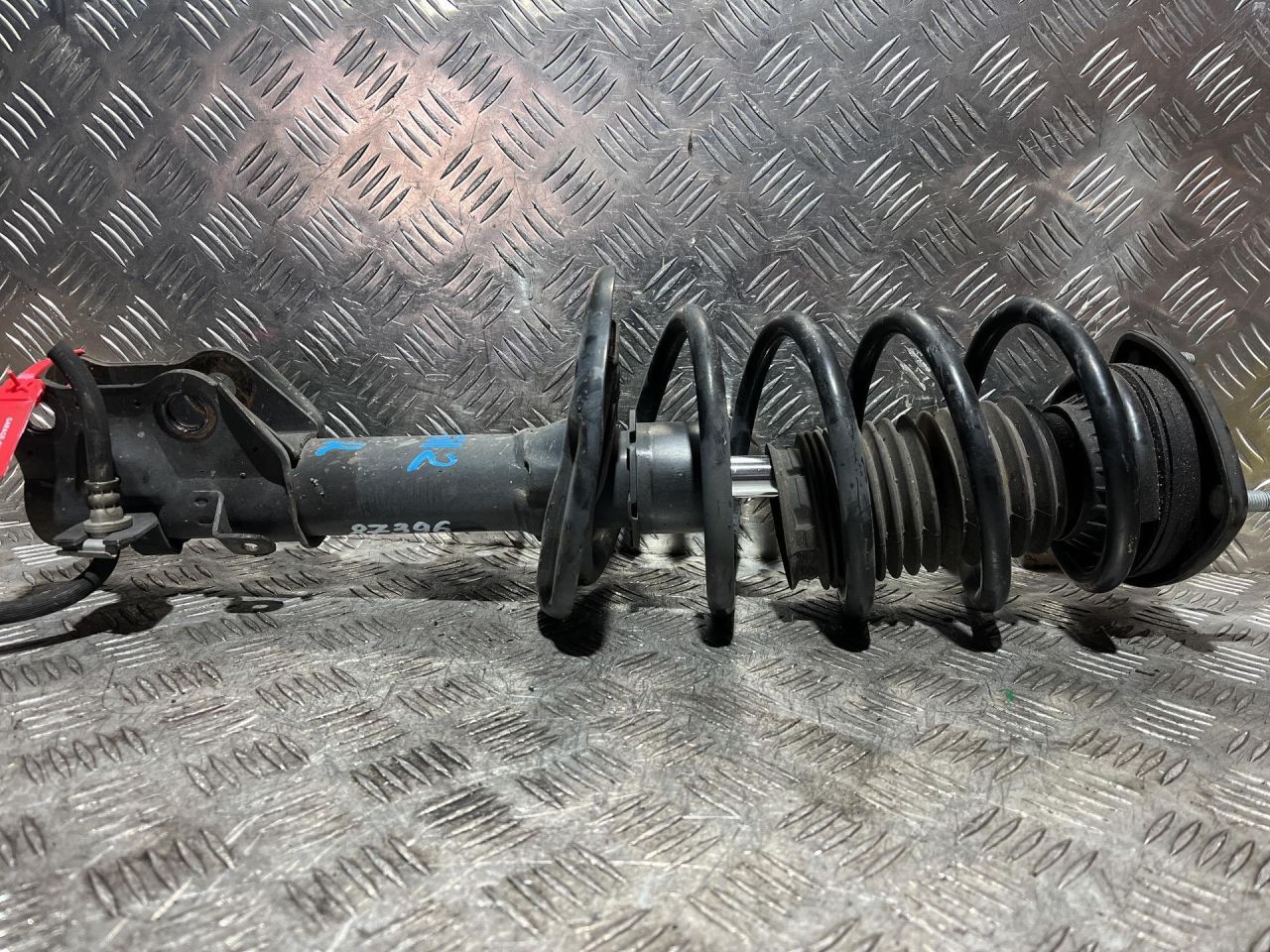 стойка передняя правая Mazda 6 GJ 2014, 2.0 л., PE-VPH, бензин, АКПП, седан, GHT634700A - фото №1