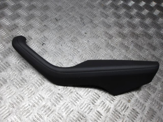 подлокотник Audi A4 B9 2016, 8W0867374A