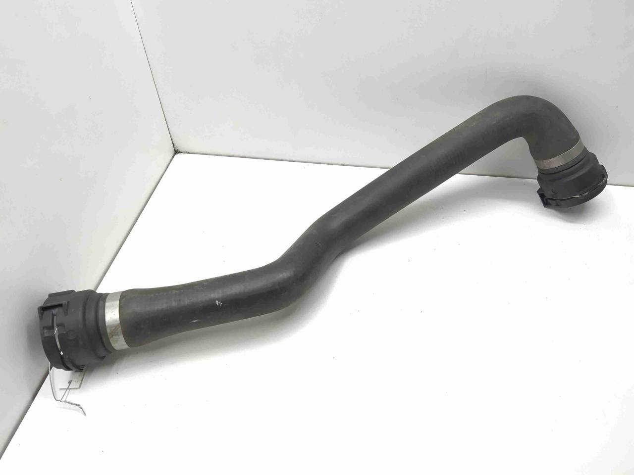 патрубок радиатора BMW 1 серия F20/F21 2012, 1.6 л., Ti, бензин, АКПП, задний привод, 17127596833, 7596833 - фото №1