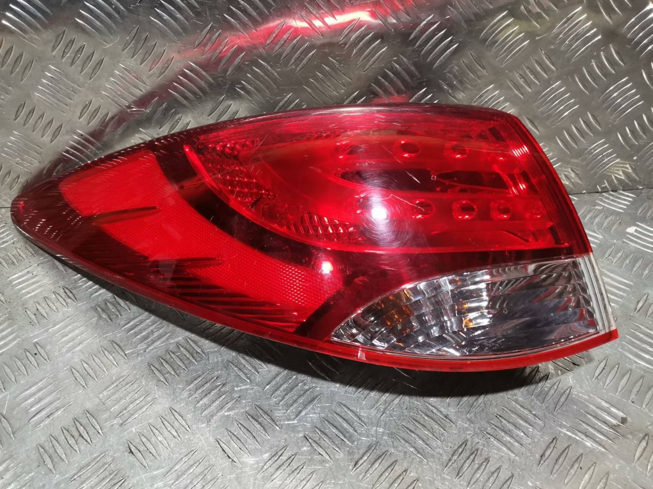 фонарь задний левый Hyundai ix35 1 поколение 2011, 2.0 л., D4HA, дизель, 6МКПП, внедорожник 5 дв. - фото №1