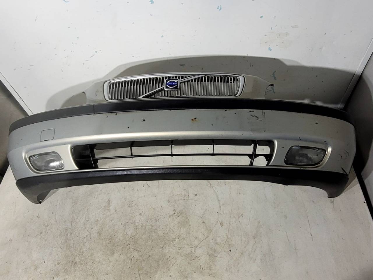 бампер передний Volvo V70 2 поколение 2001, 2.4 л., B 5244 S, бензин, 5МКПП, бежевый, универсал, передний привод, 09484239 - фото №1