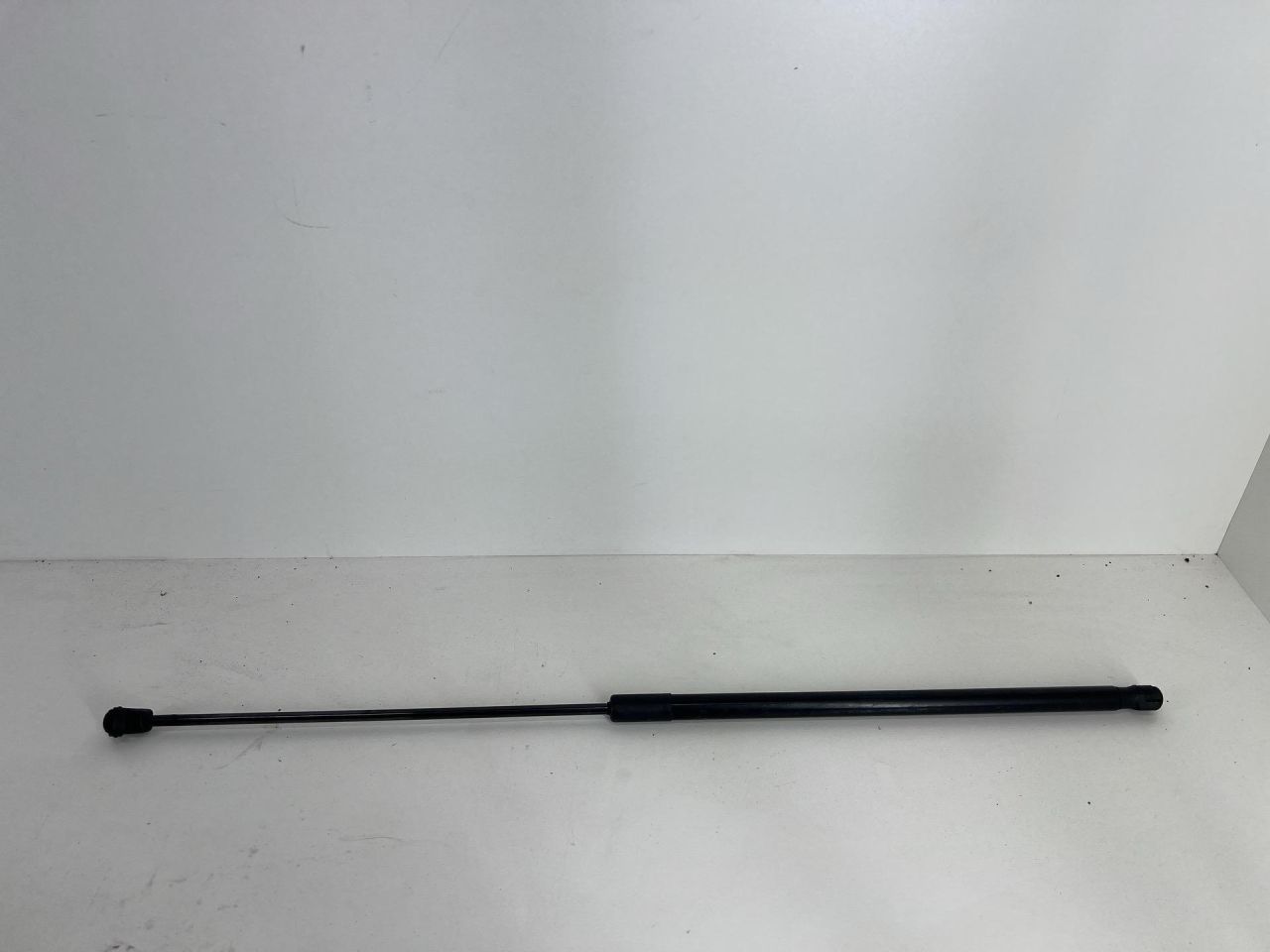 амортизатор капота Volkswagen Passat B7 2013, 1.8 л., TFSI, CDAA, бензин, серебро, передний привод, правый руль, 3AA823359A01S - фото №1