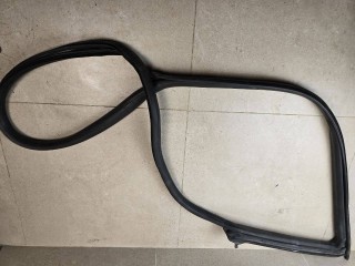 уплотнитель двери Maserati Quattroporte 6 поколение [рестайлинг] 2019, 3.0 л., бензин, АКПП, чёрный, седан, задний привод, 670030423