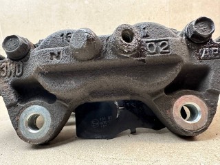 суппорт передний правый Toyota 2022, 2.8 л., 1GD-FTV, дизель, АКПП, красный, пикап, полный привод, правый руль, 477300K350