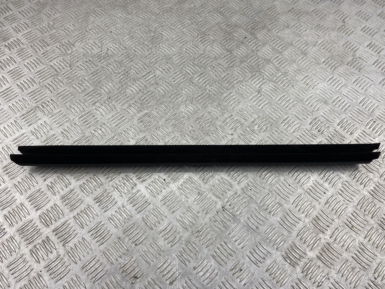 Уплотнитель стекла BMW 5 серия G30/G31 (2016 - 2020), 51337336959 - фото №1