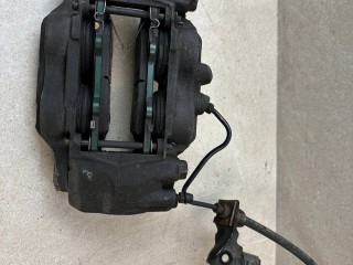 суппорт передний правый Toyota 2023, 2.8 л., 1GD-FTV, дизель, АКПП, чёрный, пикап, полный привод, правый руль, 477300K350