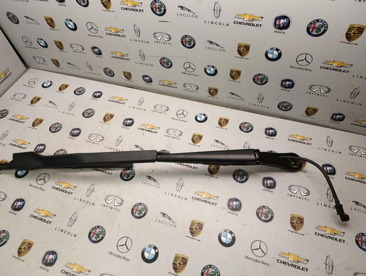 щеткодержатель (поводок стеклоочистителя, дворник) BMW 4 серия G22/G23 2022, 3.0 л., бензин, c4f, кабриолет, полный привод, 9448920 - фото №1