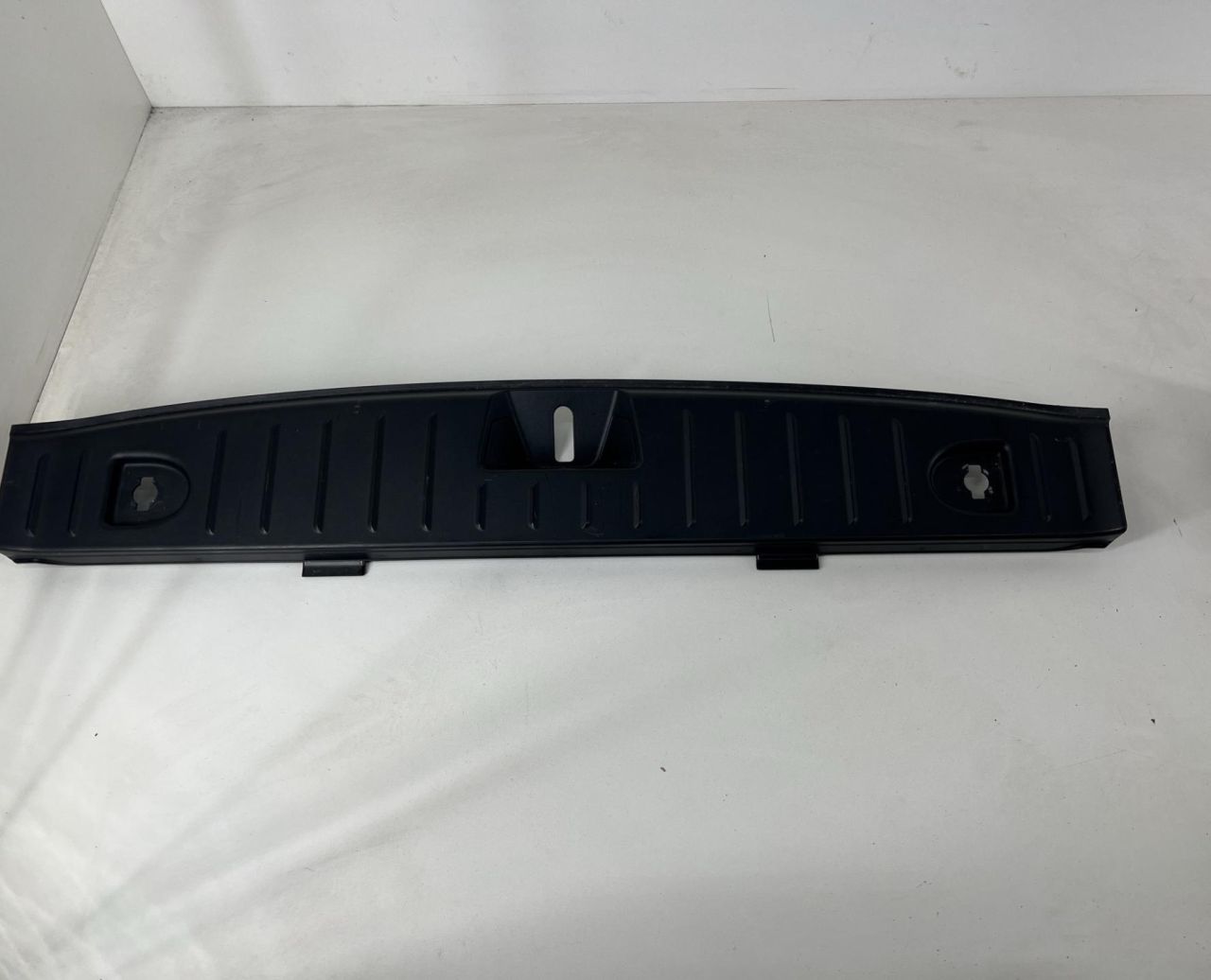 накладка внутренняя на заднюю панель кузова BMW i3 L01 2015, электро, 51477272383 - фото №1