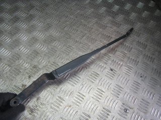 щеткодержатель (поводок стеклоочистителя, дворник) Audi 100 4A/C4 1994, 2.0 л., бензин, МКПП, седан