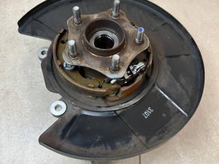 кулак задний левый Infiniti G 4 поколение [рестайлинг] 2013, 3.7 л., VQ37VHR, бензин, АКПП, черный, кабриолет, задний привод, 43202JK00A