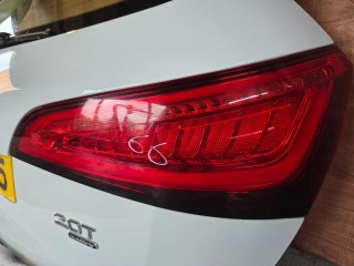 фонарь крышки багажника правый Audi Q5 8R 2012, 2.0 л., CNCD, бензин, АКПП, белый, внедорожник 5 дв., полный привод, правый руль, 8R0945094C