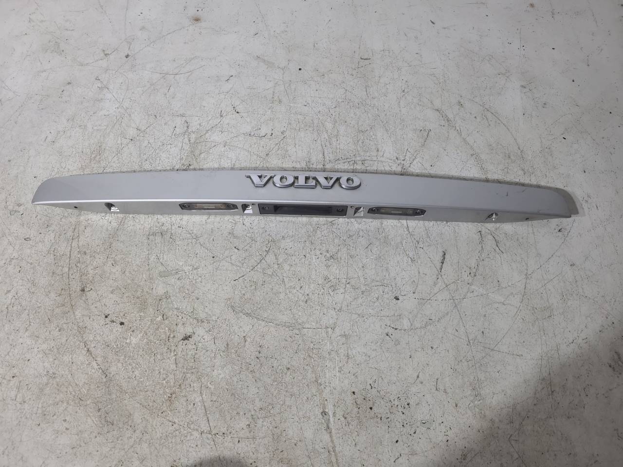 накладка подсветки номера Volvo V50 1 поколение 2005, 2.0 л., D 4204 T, дизель, 6МКПП, серебристый, универсал, передний привод, 39898531 - фото №1