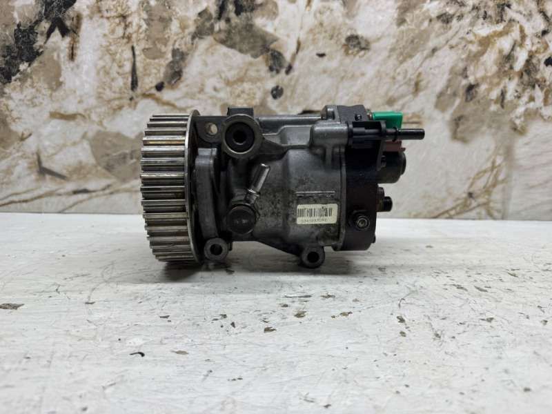 ТНВД Renault Clio 3 поколение 2008, 1.5 л., DCi, дизель, 8200057225, 167009788R, 8200057346, R9042A014A, R9042A040A, R9042A041A, R9042A042A, 8200423059, 8200577990, 8200707450, 28326392, 28331942, R9042A070A, R9042A070C, 167003374R, 167005809R - фото №1