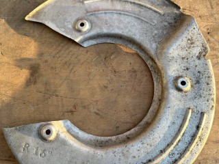 защитный кожух тормозного механизма Land Rover Range Rover Evoque L551 2020, 2.0 л., бензин, АКПП, белый, внедорожник 5 дв., полный привод, правый руль, FK722C028