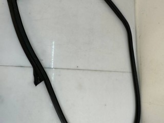 уплотнитель двери Maserati Levante 1 поколение 2017, 3.0 л., A630HP, дизель, АКПП, blue, внедорожник 5 дв., полный привод, правый руль, 670032884