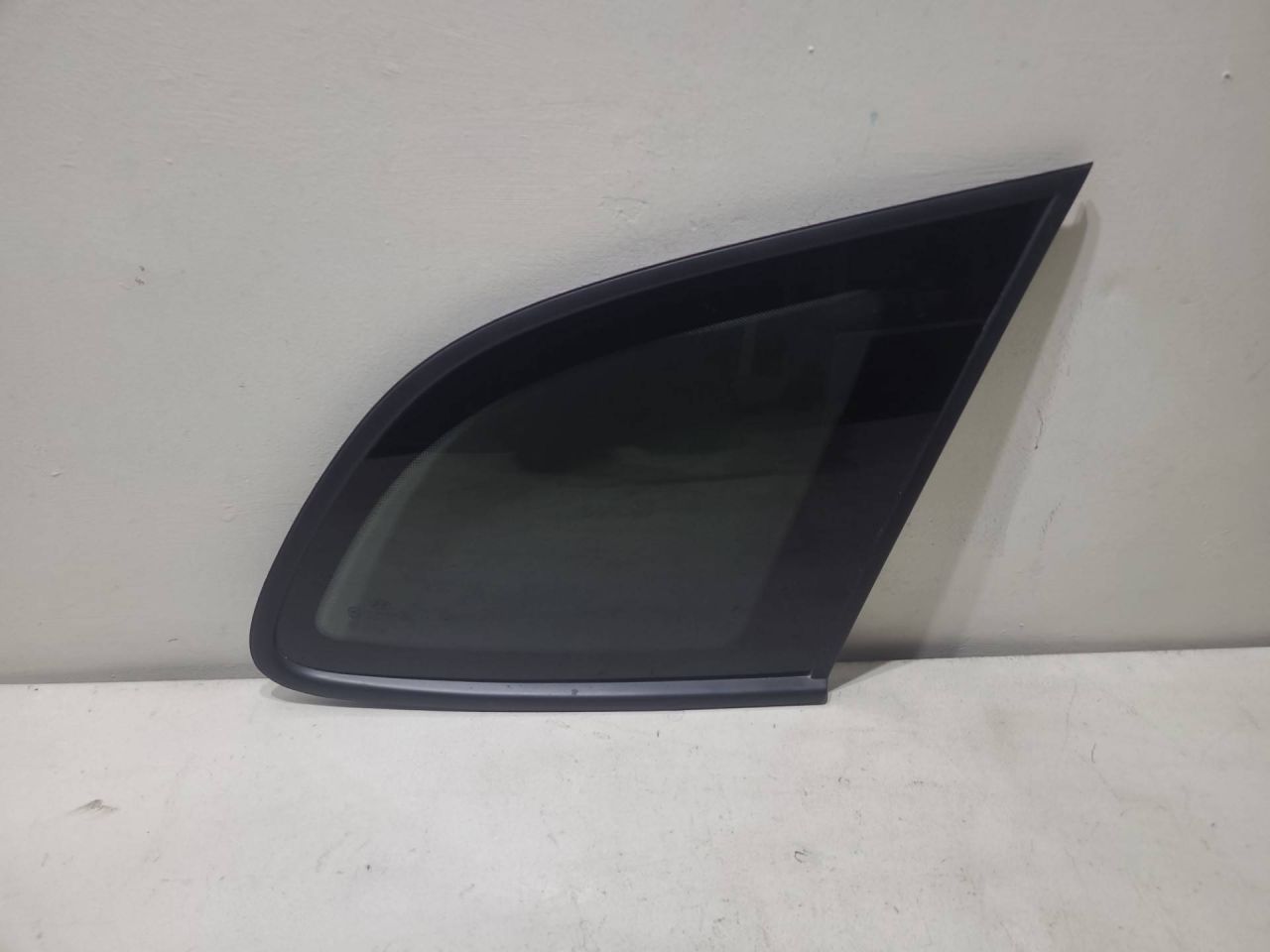 стекло кузовное боковое правое Hyundai Santa Fe 2 поколение (CM) 2008, 2.2 л., D4EB, дизель, АКПП, серый, внедорожник 5 дв. - фото №1