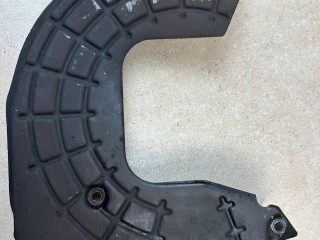 защитный кожух тормозного механизма Maserati Levante 1 поколение 2017, 3.0 л., бензин, АКПП, белый, внедорожник 5 дв., полный привод, 670032057