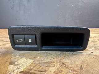 кнопка открытия багажника Lexus NX 1 поколение [рестайлинг] 2020, 2.5 л., гибрид, красный, полный привод, правый руль, 69291-78040