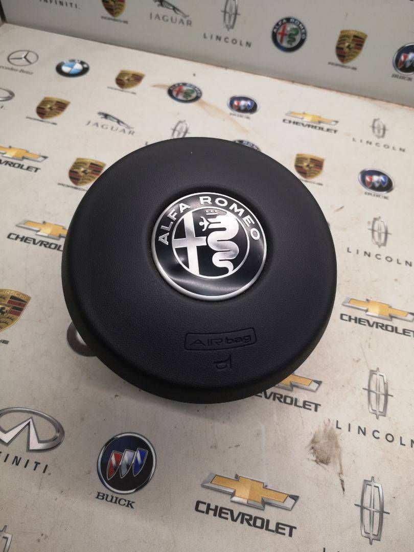 подушка безопасности водителя Alfa Romeo Giulia 2 поколение 2019, 2.9 л., бензин, 01561246940 - фото №1