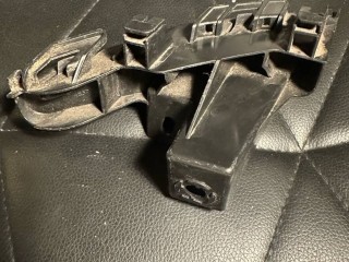 Крепление бампера переднего Lexus NX 1 поколение [рестайлинг] 2020, 2.5 л., гибрид, красный, полный привод, правый руль, 52562-78010