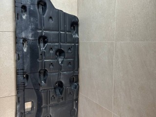 защита днища Maserati Levante 1 поколение 2017, 3.0 л., бензин, АКПП, белый, внедорожник 5 дв., полный привод, 670032422DX