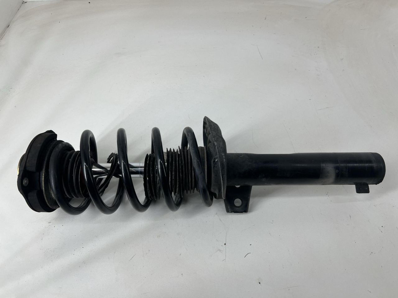 стойка передняя правая Volkswagen Passat B7 2013, 1.8 л., TFSI, CDAA, бензин, серебро, передний привод, правый руль, 3C0413031AT - фото №1