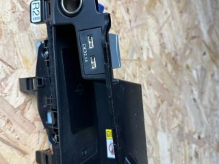 Блок беспроводной зарядки Lexus RX 4 поколение [рестайлинг] 2020, 3.5 л., гибрид, вариатор, красный, полный привод, правый руль, 861C048060